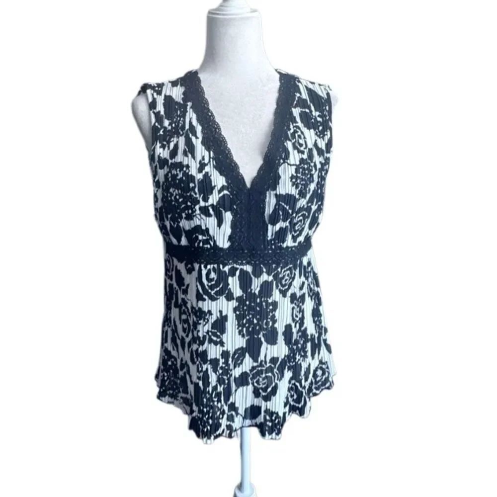Violet & Claire Top Black White Pleated Floral SZ S NEW
